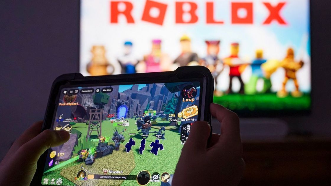 Ребенок играет в Roblox