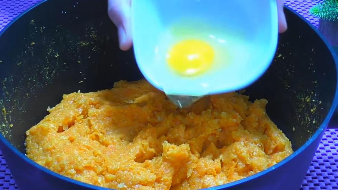 Добавление яйца в морковную массу