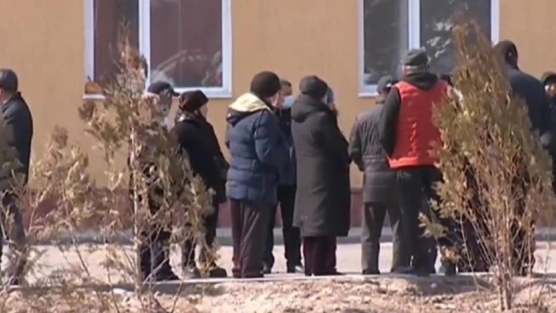 Родственники девочек возле больницы в Алматинской области