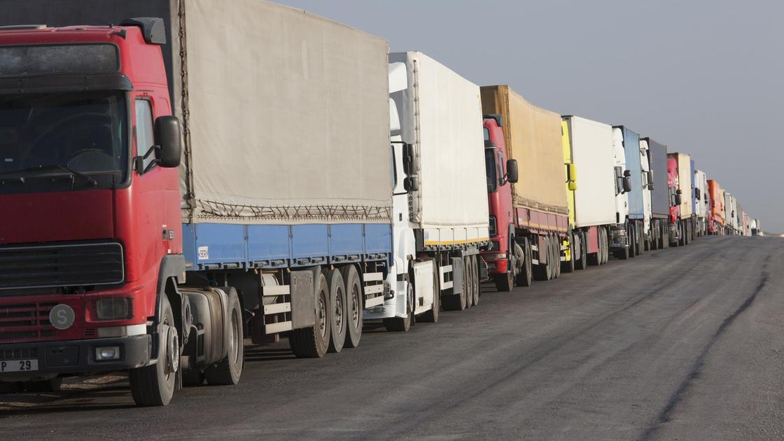 Колонна грузовиков на границе