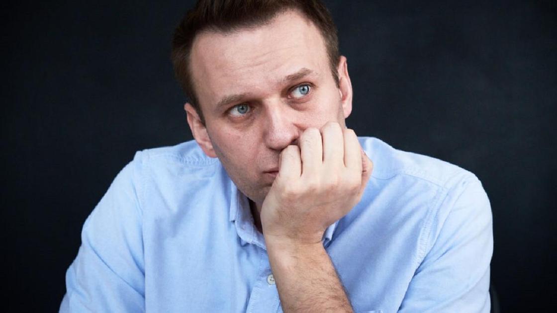 Алексей Навальный в голубой рубашке