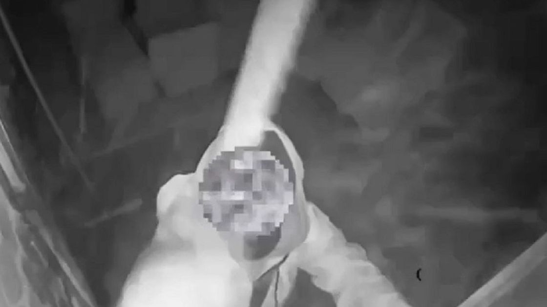 Подозреваемый разбивает камеру
