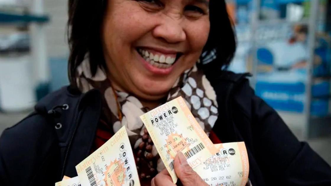 женщина с лотерейными билетами