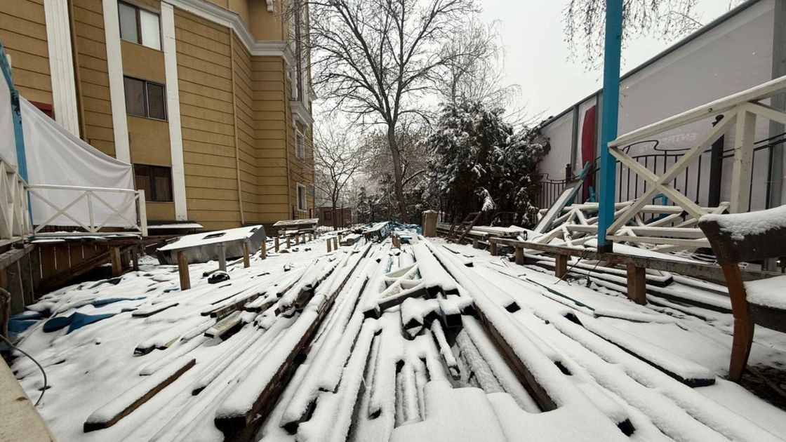 Летнюю террасу снесли в Алматы