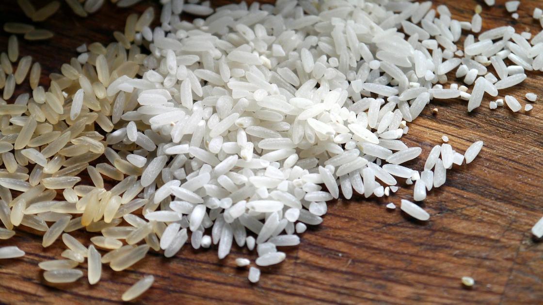 рис рассыпан на столе