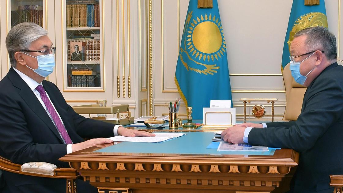 Касым-Жомарт Токаев и Ондасын Уразалин сидят за столом