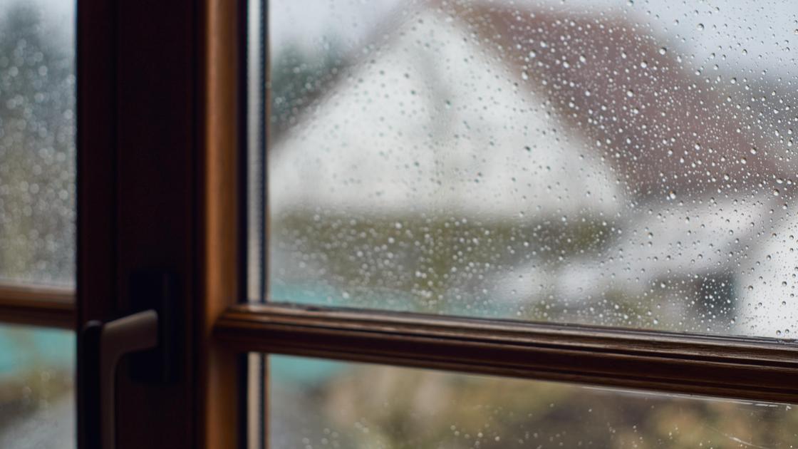 Вид на окно в дождливый день