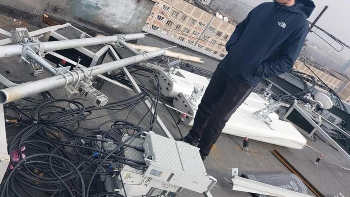 демонтаж антенны мобильного оператора жителями-радиофобами в Алматы