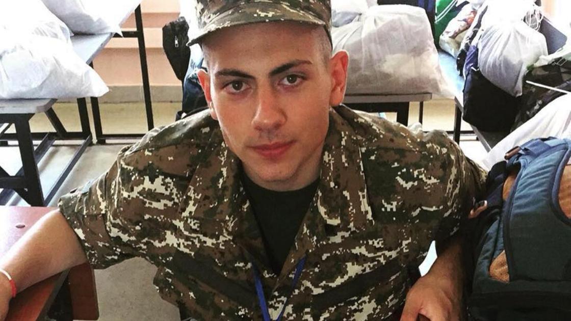 Ашот Пашинян в военной форме сидит на скамье Ашот Пашинян в военной форме сидит на скамье
