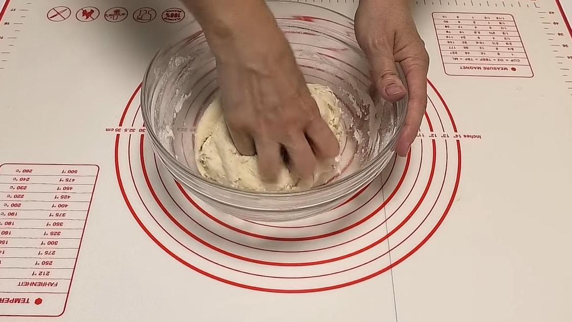 Вымешивание теста руками в миске