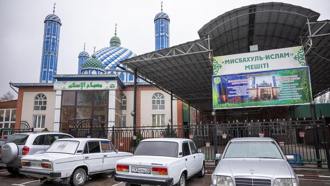 Машины стоят возле мечети