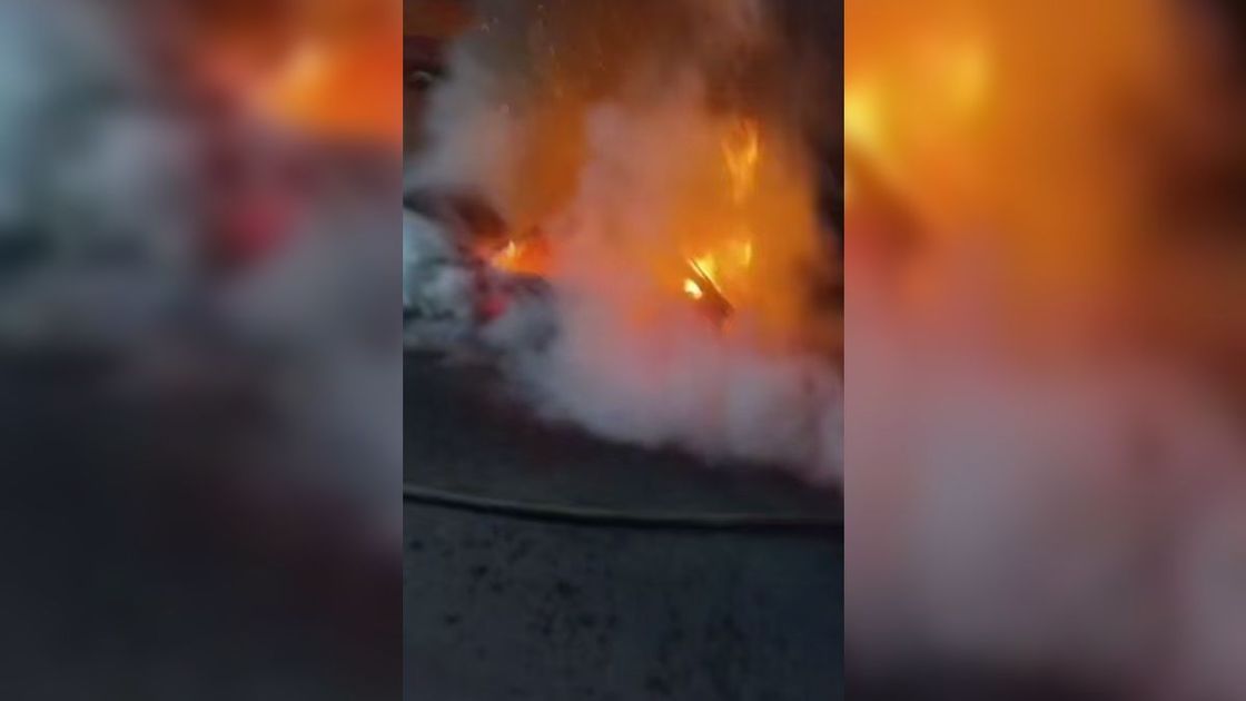 Пожарные тушат пожар