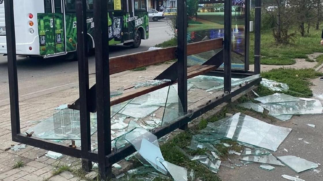 Разбитая автобусная остановка