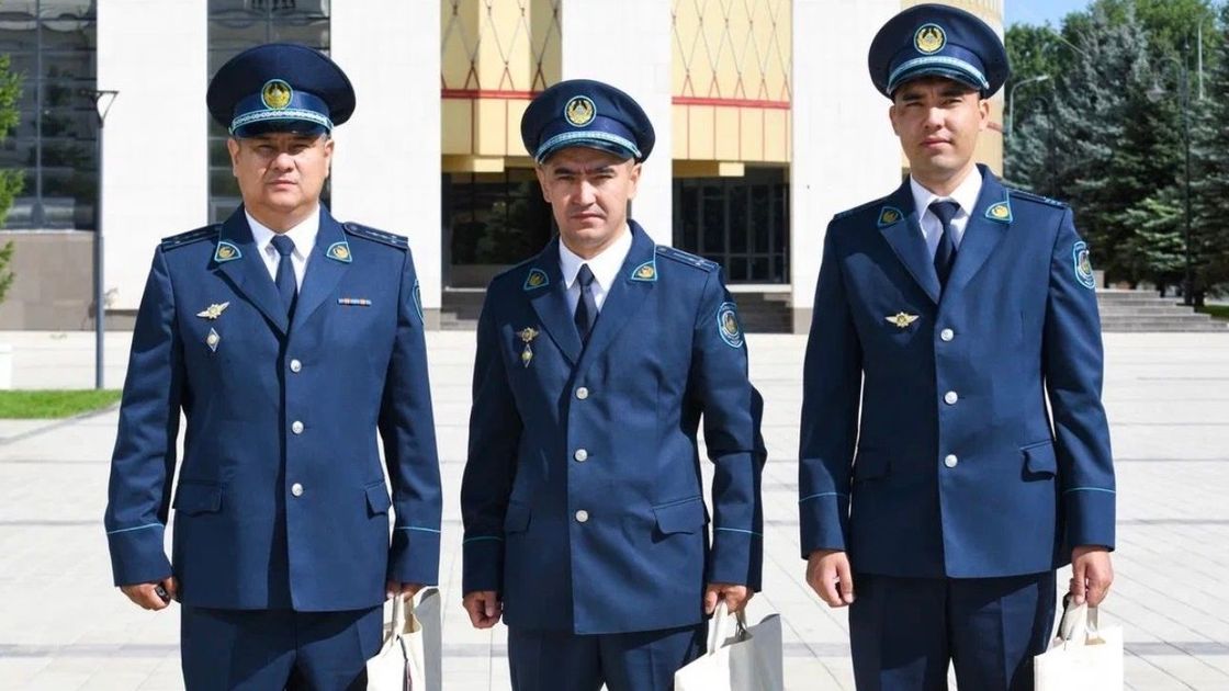 Аймақ басшысы төрт жасар баланы құтқарған полиция қызметкерлеріне құрмет көрсетті