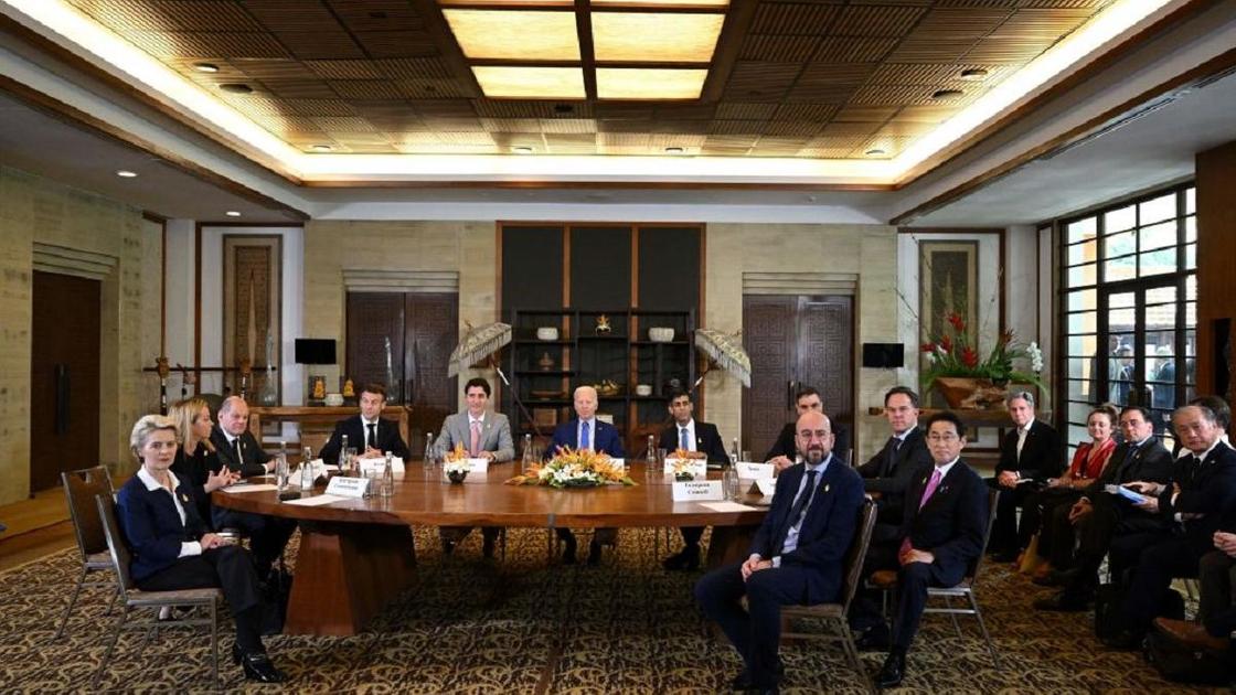 Лидеры стран G7 за столом переговоров