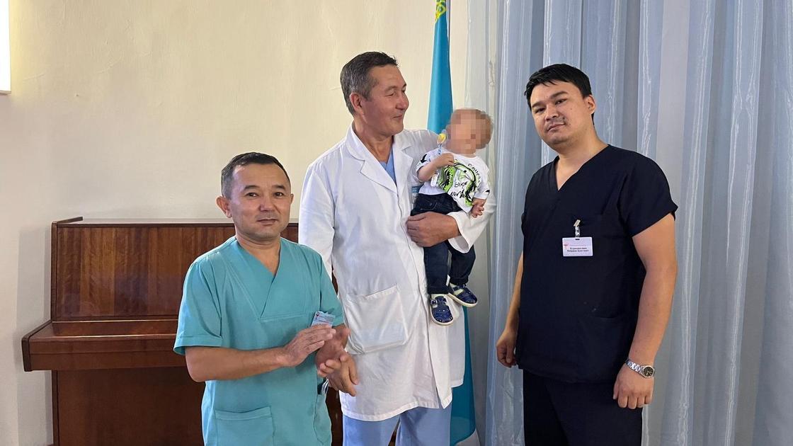 Хирурги Алматы с ребенком