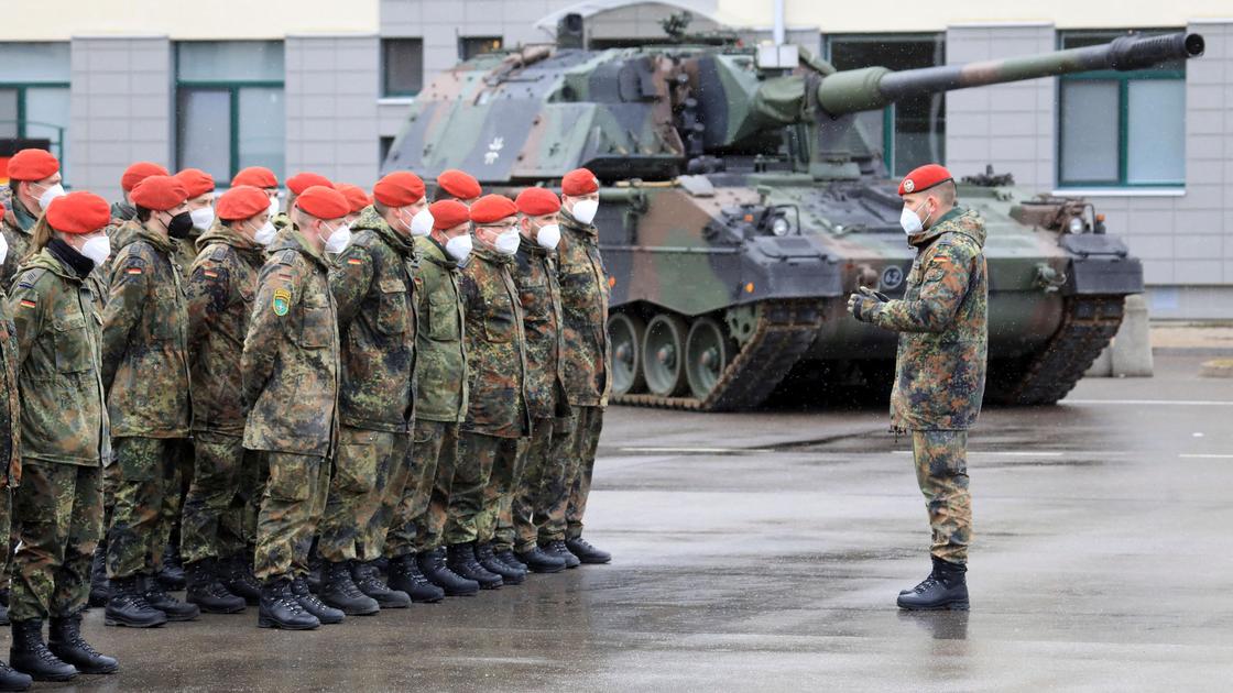Солдаты НАТО на фоне танка