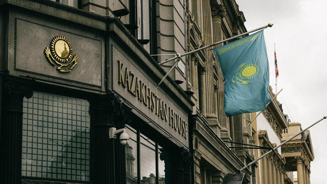 Флаг Казахстана на фасаде здания