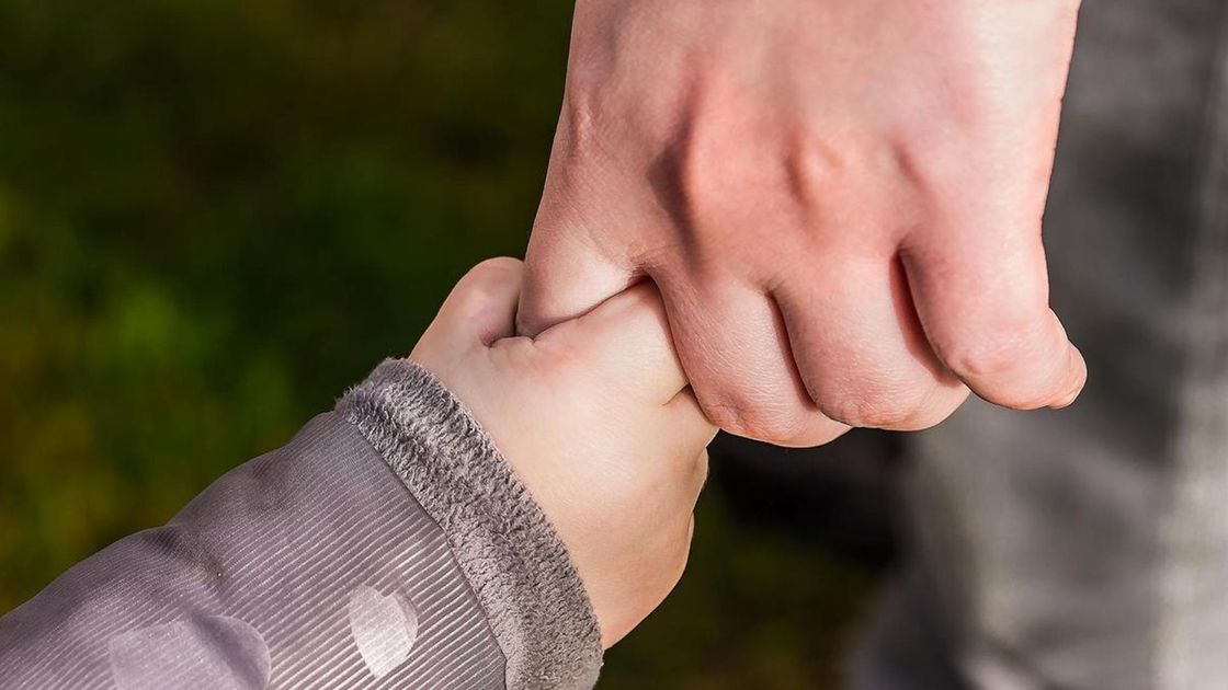 Қол ұстасқан бала мен әке