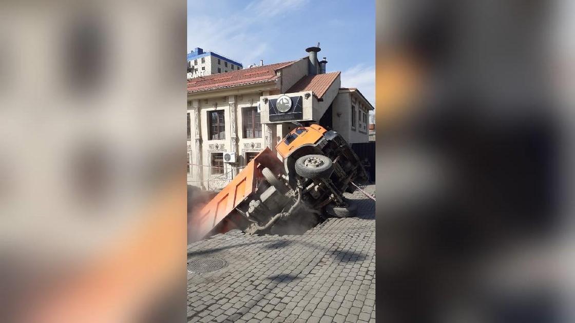 Грузовик провалился под землю Грузовик провалился под землю