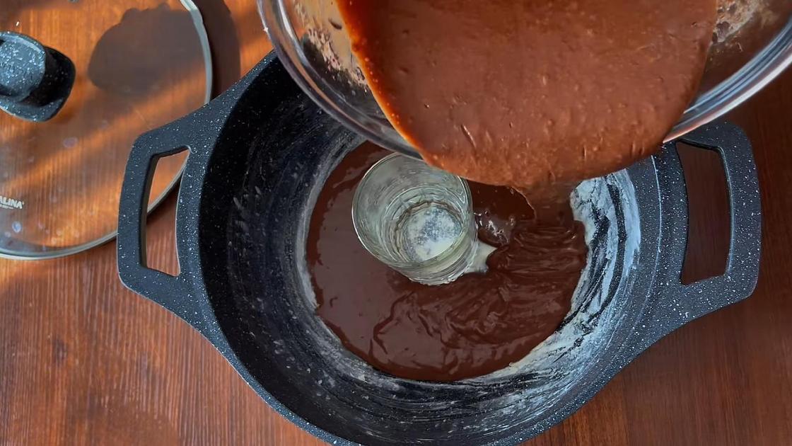 В кастрюлю наливают шоколадное тесто