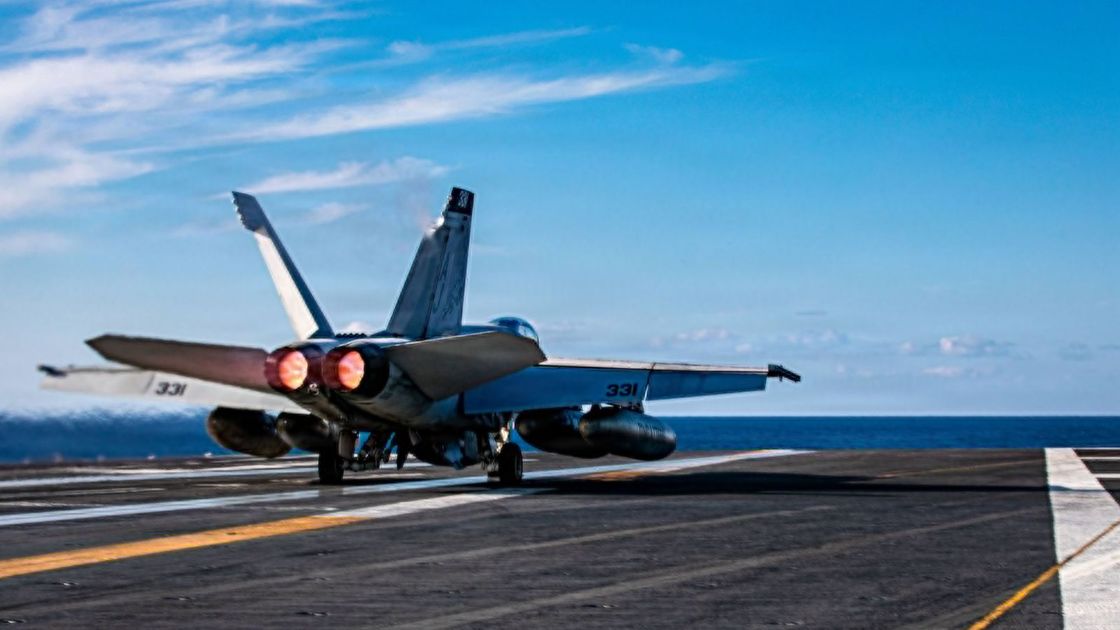 Взлет военного самолета