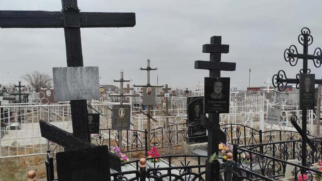 Могилы на кладбище в Атырау Могилы на кладбище в Атырау