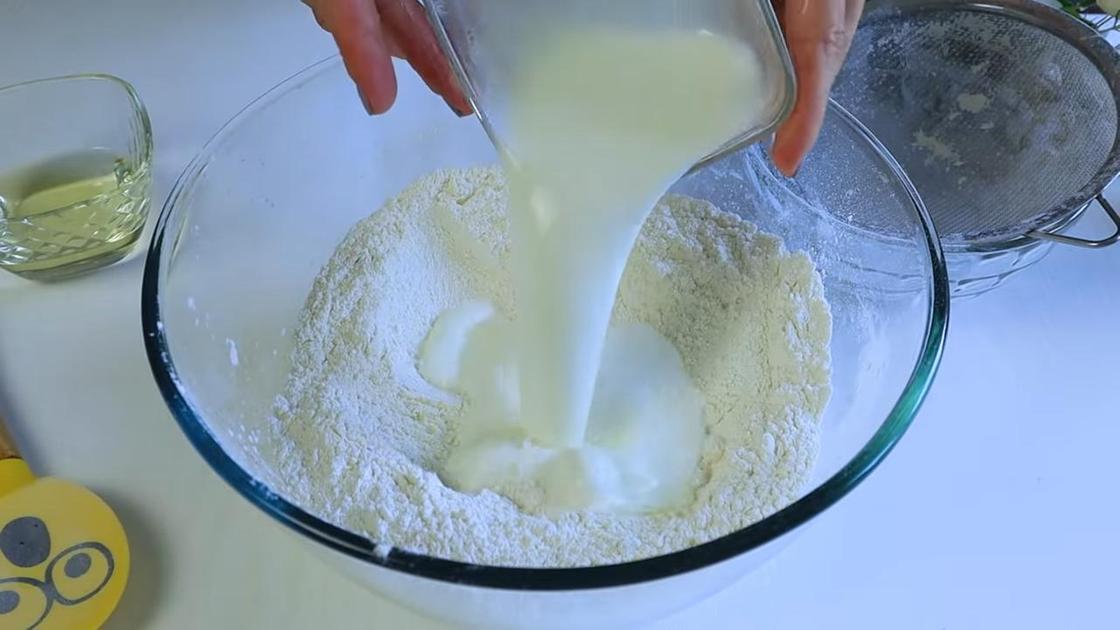 Кефир наливают из пиалу в миску с сухими ингредиентами
