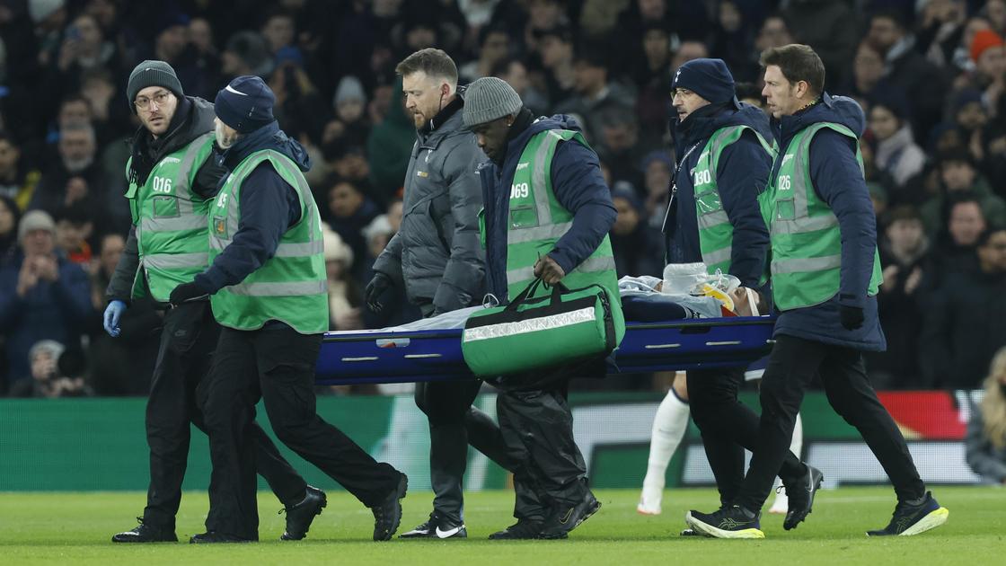 Уругвайский футболист Родриго Бентанкур на носилках