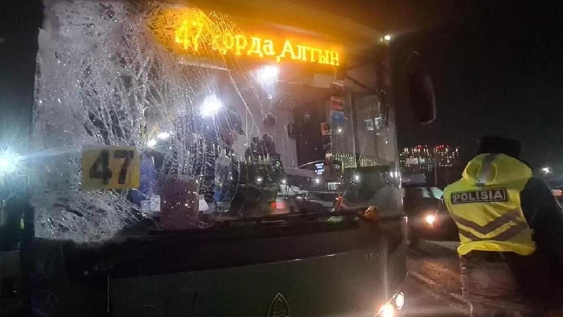 Автобус адамдарды қағып кеткен жер. Алматы