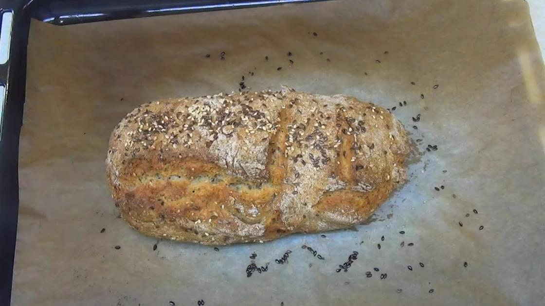 Испеченный цельнозерновой хлеб с кунжутом и льном