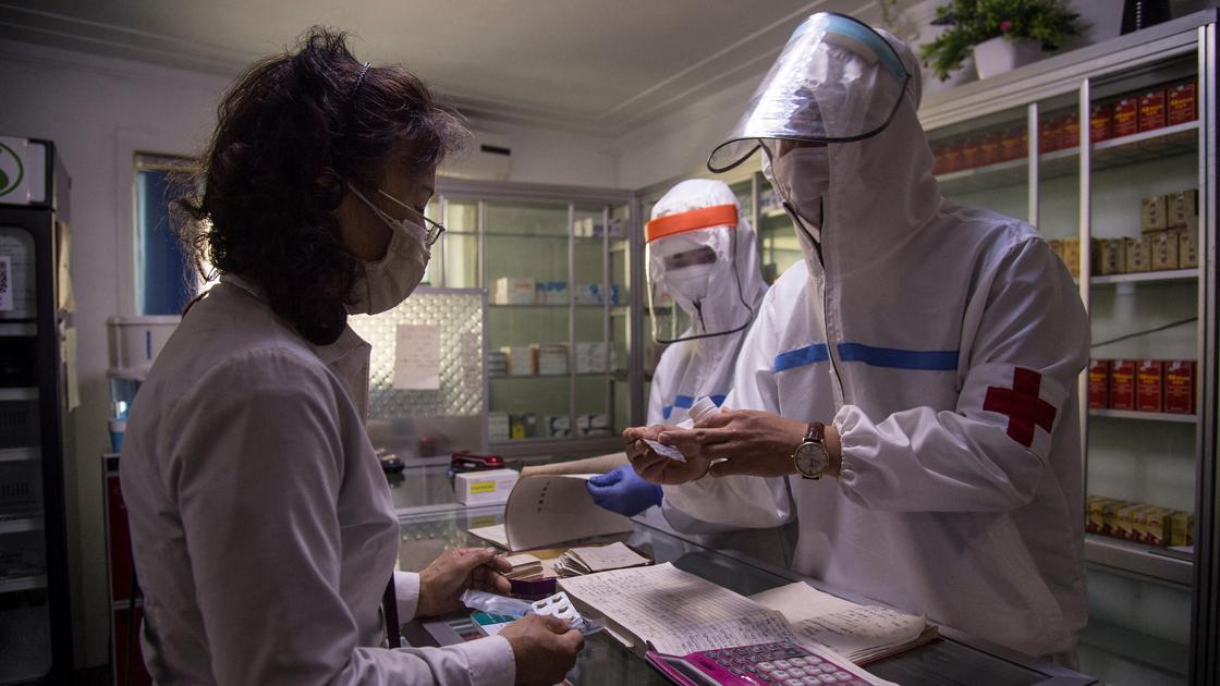 Женщина покупает лекарство в аптеке в Пхеньяне