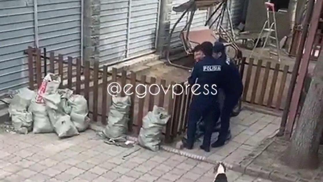 Полицейские задерживают мужчину