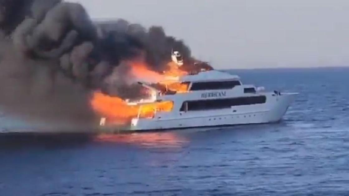 Огонь и дым на яхте в море