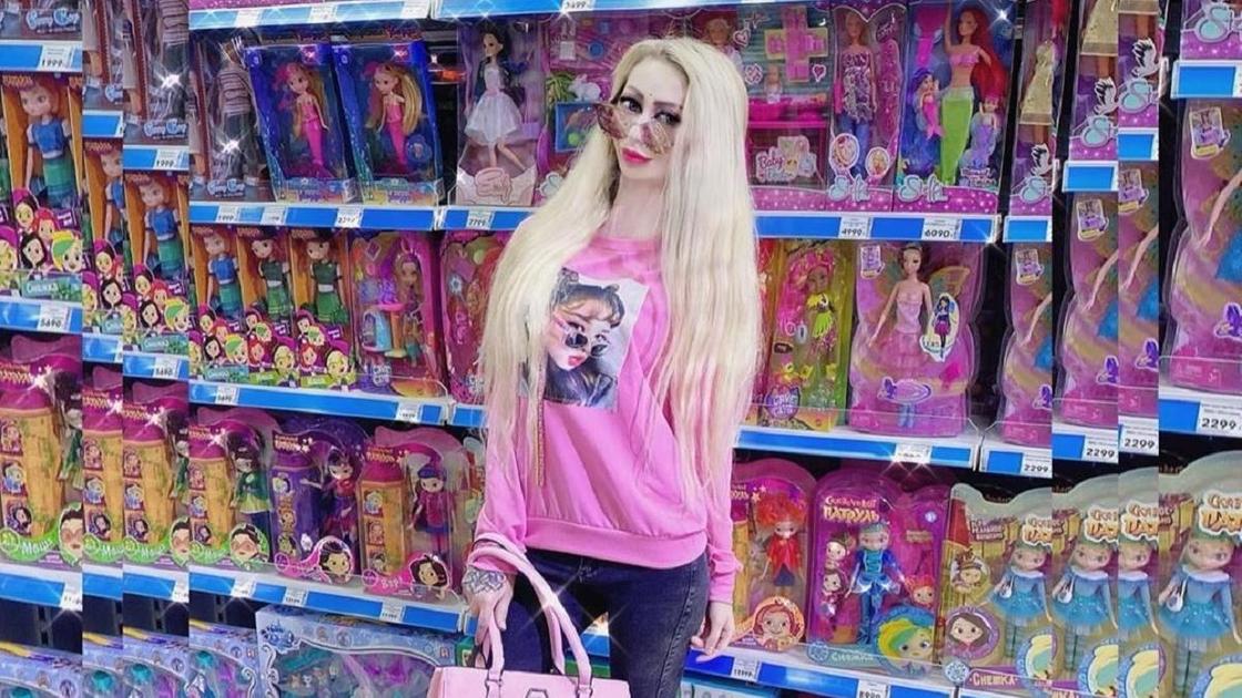 Елена Рагузова на фоне кукол Барби