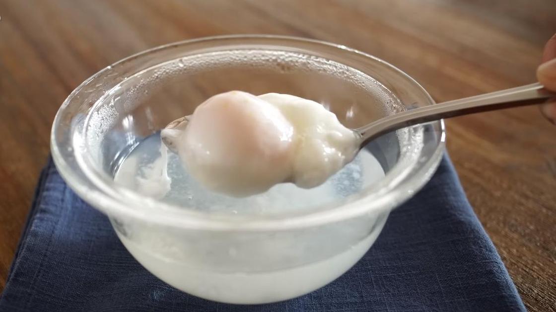 Яйцо отваривают без скорлупы в микроволновке