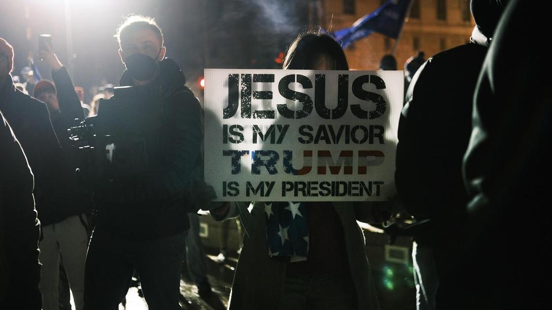 Плакат с надписью "Иисус - мой спаситель, Трамп - мой президент"