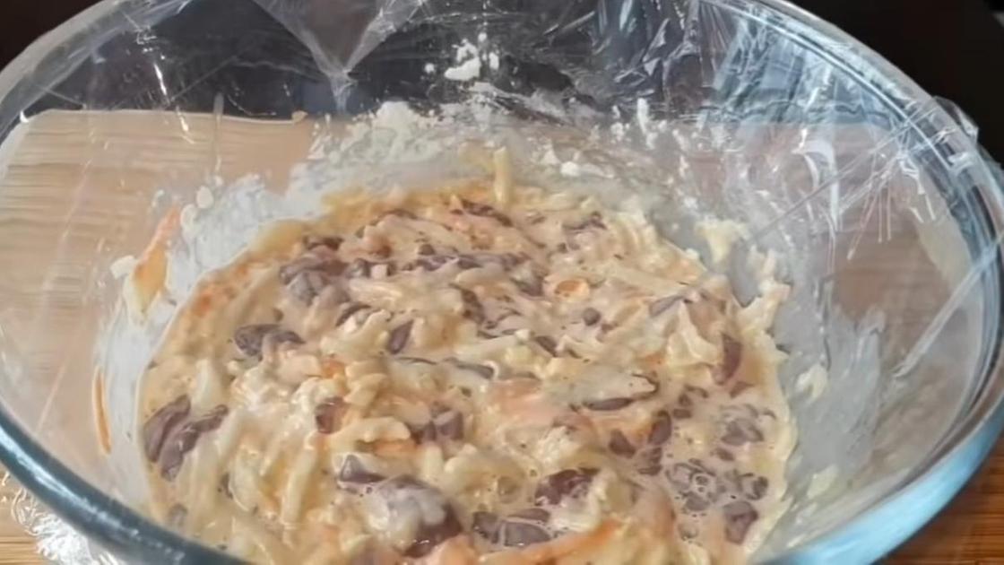 Фарш в миске под пленкой