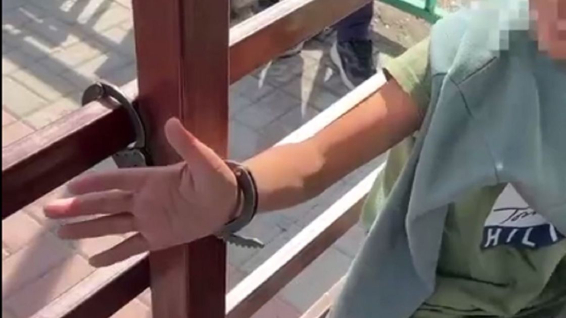 Мальчик прикован наручниками к беседке