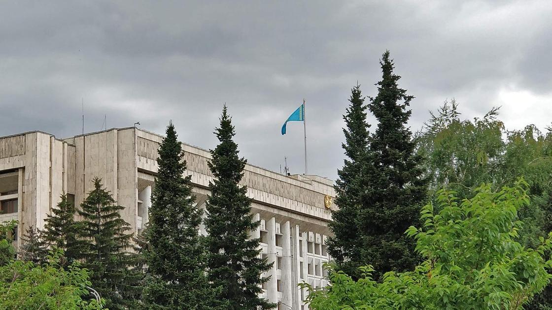 Флаг Казахстана на здании