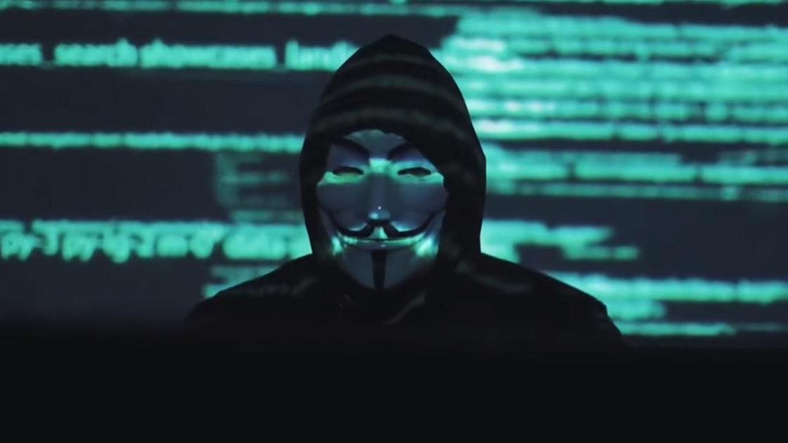 Представитель группировки Anonymous в маске Гая Фокса