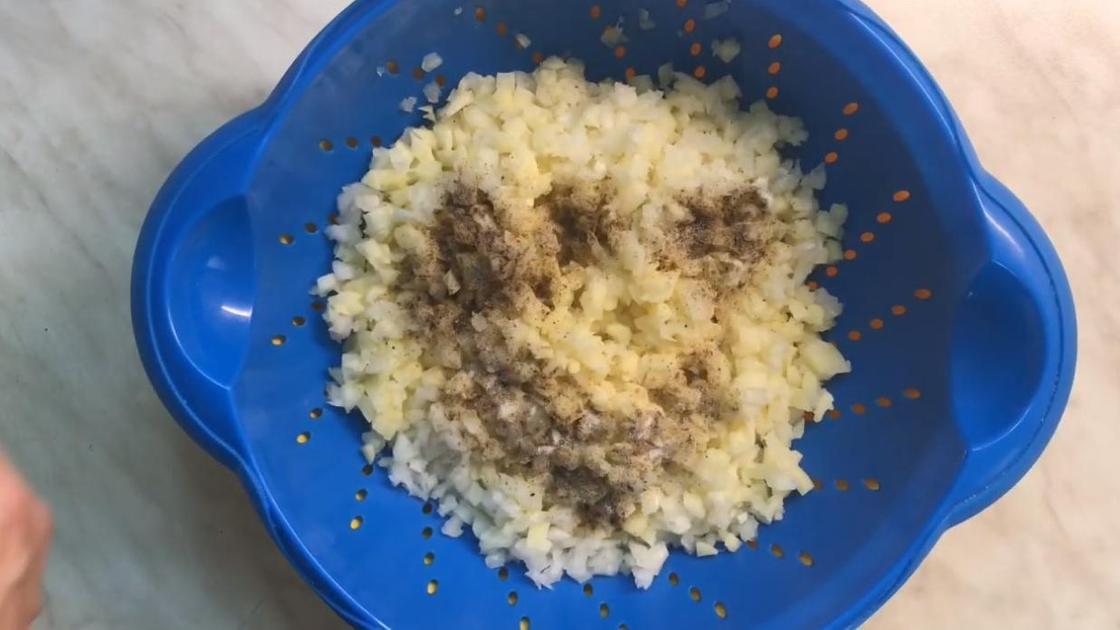 Измельчите картошку и лук, приправьте их солью и перцем