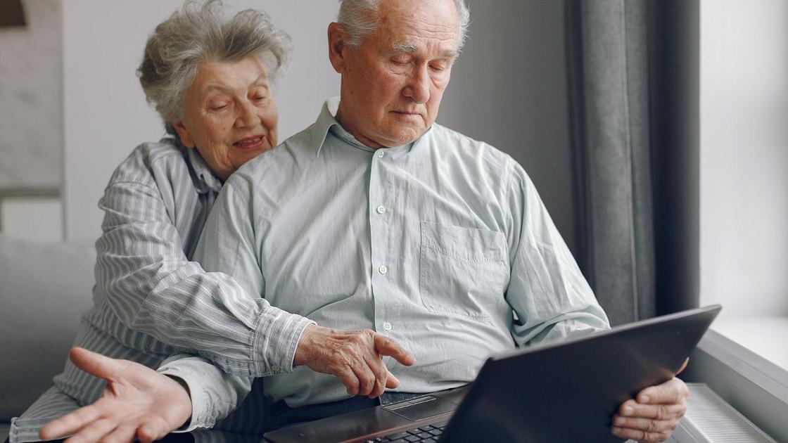 Мужчина и женщина работают с ноутбуком