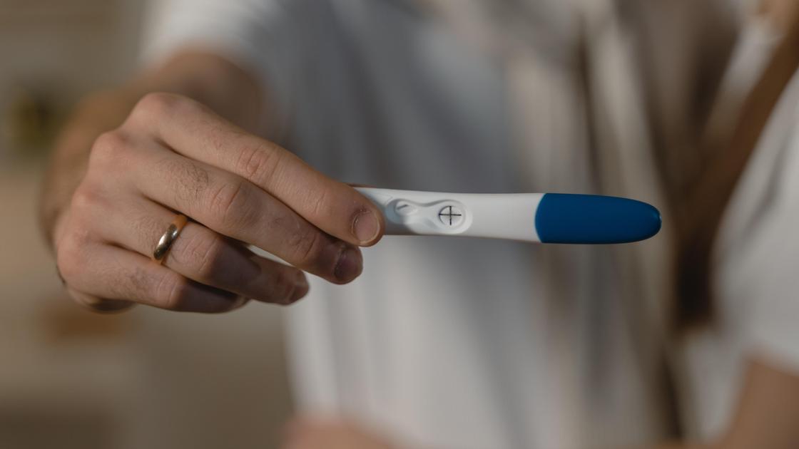 Тест на беременность в руке