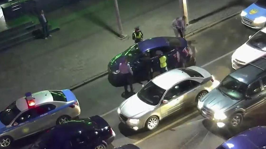 Полицейские остановили авто, в котором находятся подозреваемые в разбое