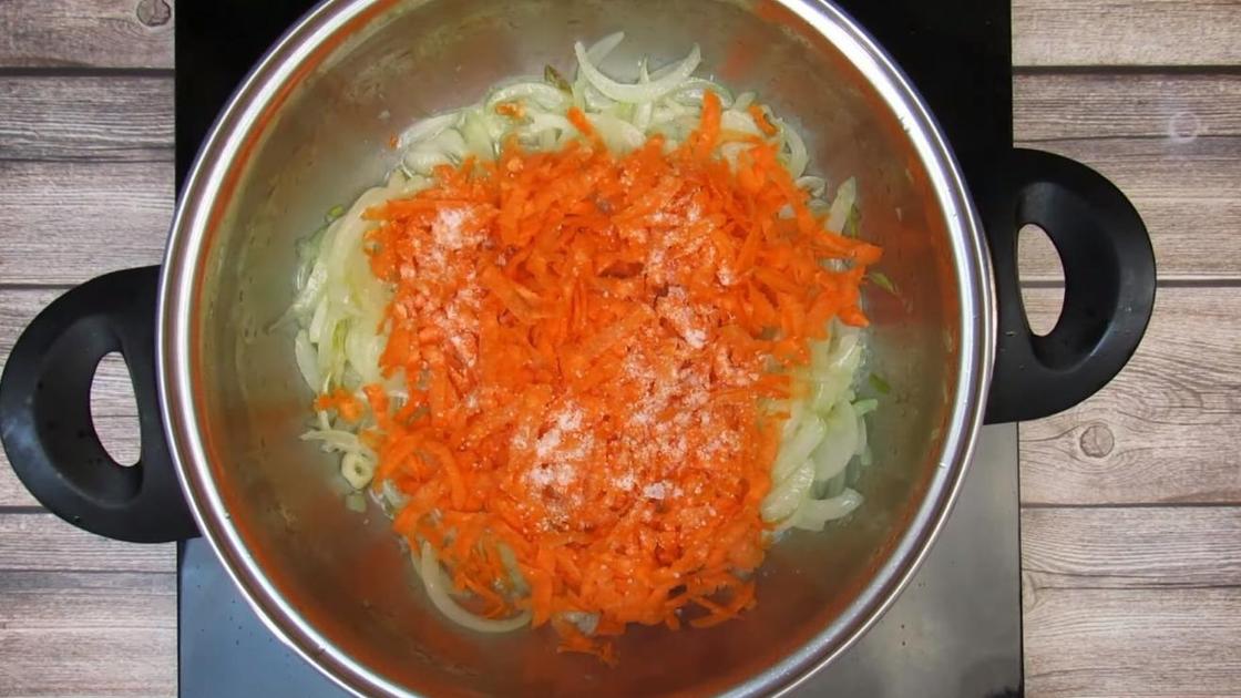 Добавление моркови и соли