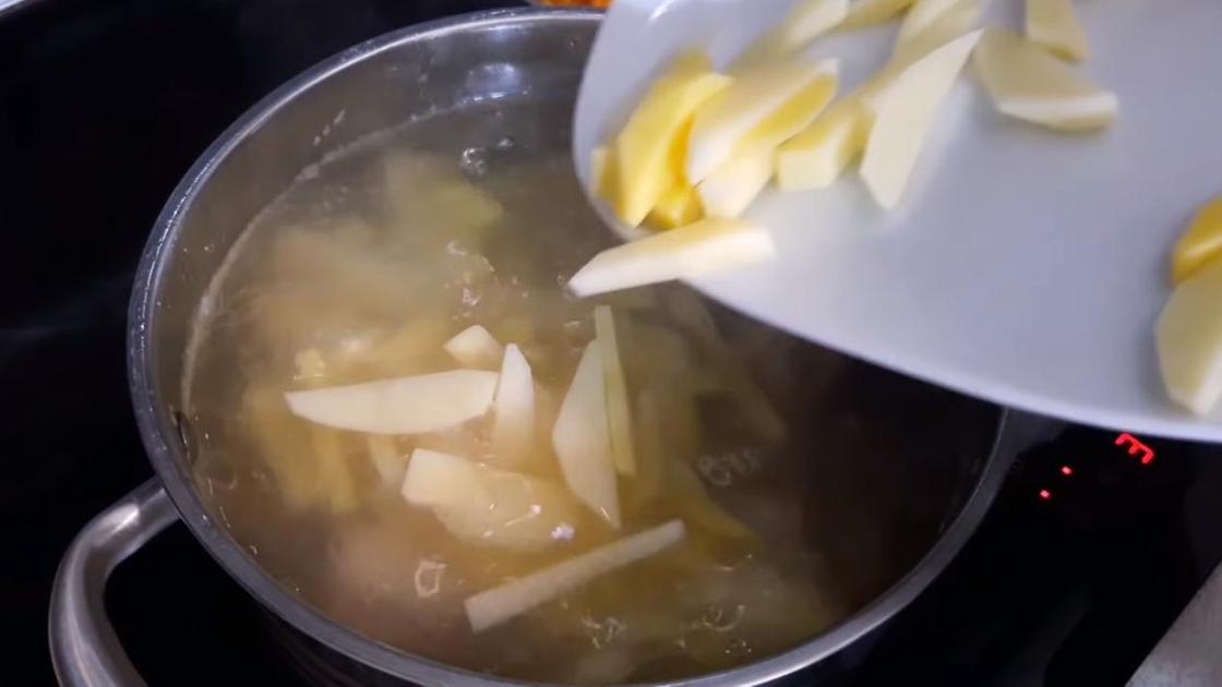 Положите в суп картофель