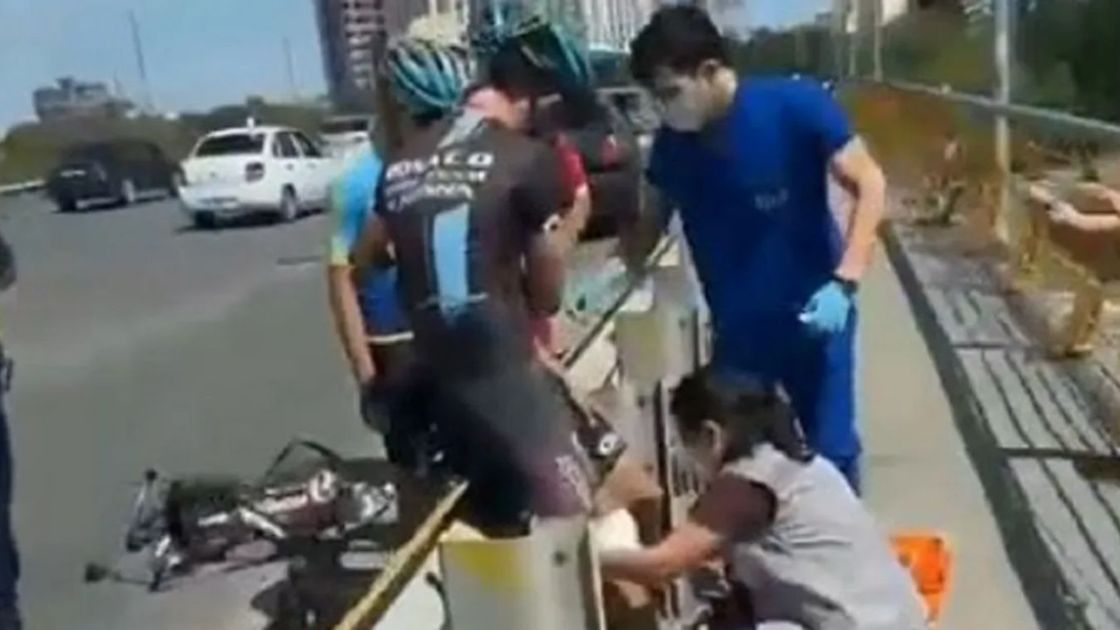 Жол апатына түскен көлік пен велосипедшілер