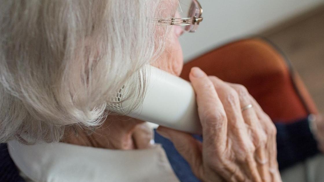 Пожилая женщина с телефоном