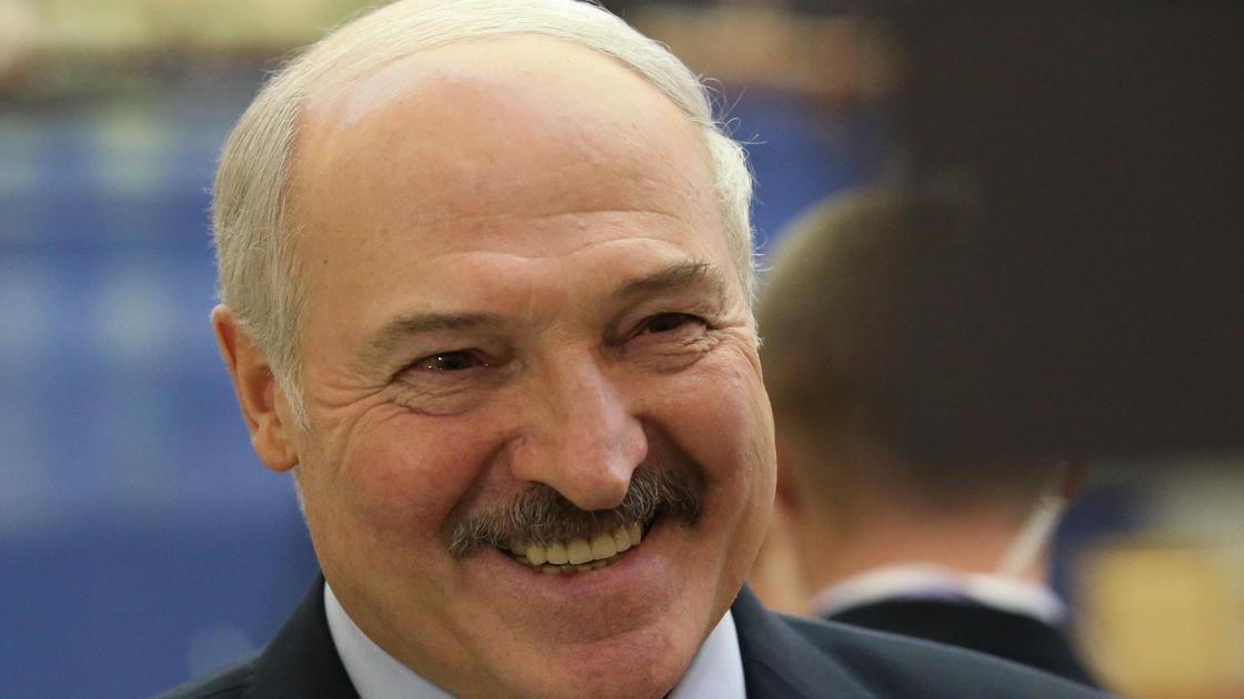Александр Лукашенко улыбается